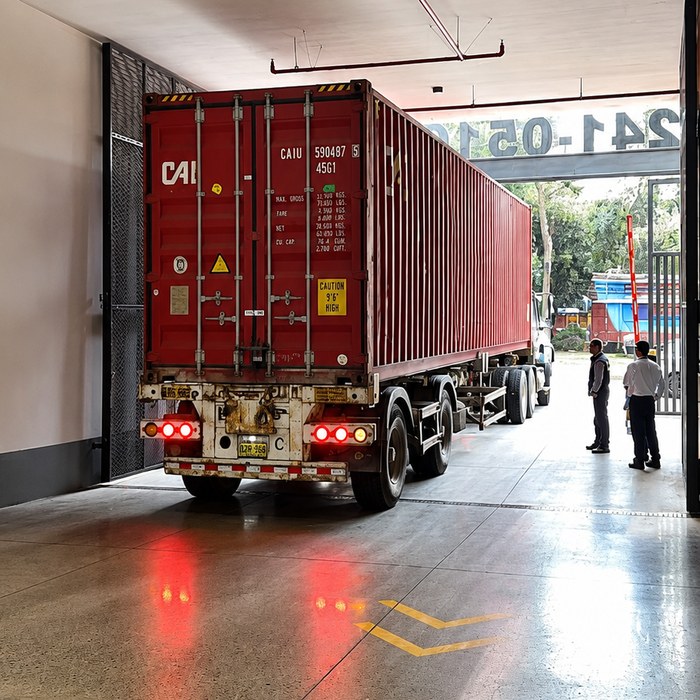 Contenedor de exportacion ingresando al almacen