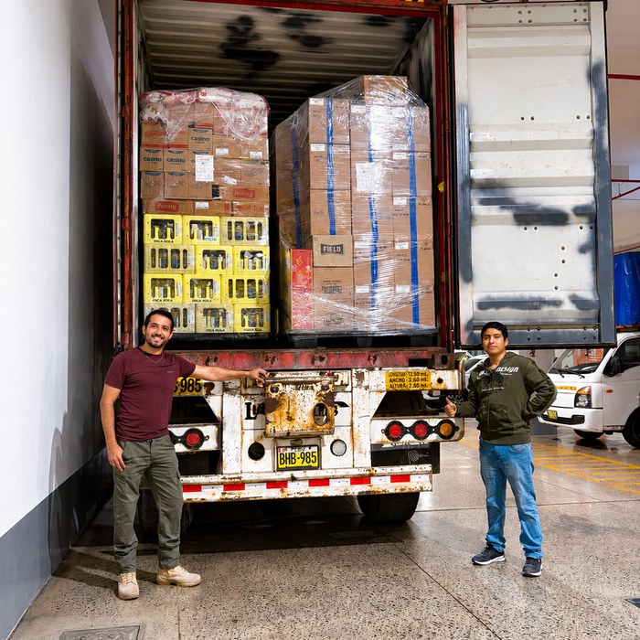 Personal cargando camion con productos peruanos