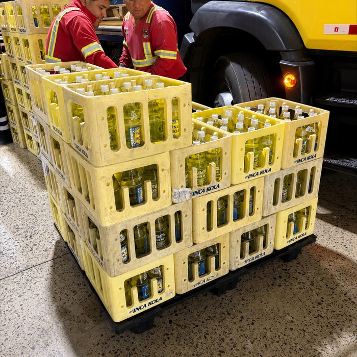 Equipo armando pallet de bebidas para exportacion