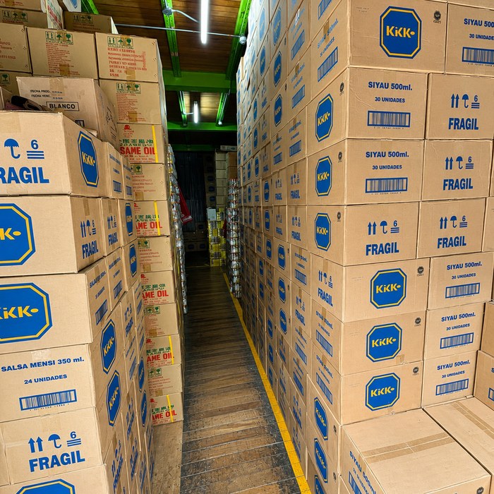 Interior del almacen con mercaderia organizada